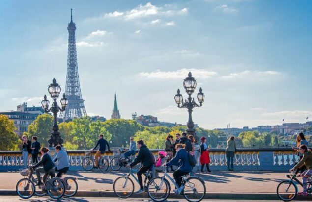 Paris City Riding with Van Moof premium e-bike is the best choice for Paris Citizen.