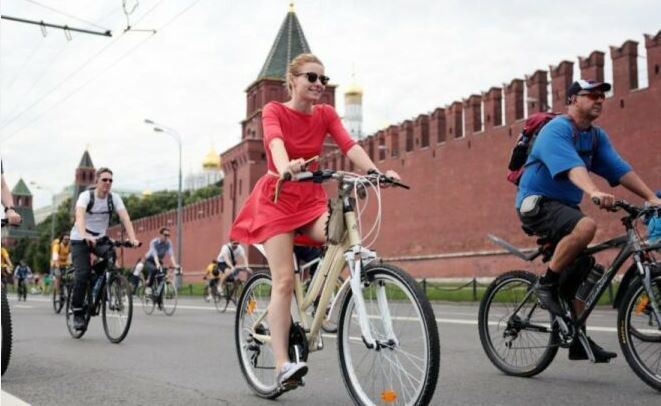 Cycling in Moscow as the featured image for TERN HSD P9 - The Best Affordable Electric Kiddie Bike.