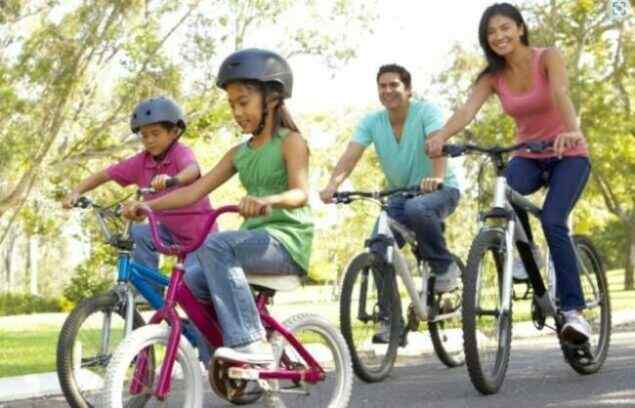 Family outdoors, cycling together with MORFUNS EOLE X is fun