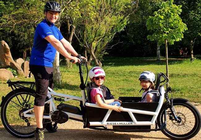 RIESE LOAD 75 Front Loading electric cargo bike - It features a large cargo box that can accommodate up to 2 children or 300 Ibs of cargo.