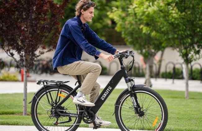 Riding ESKUTE POLLUNO Step-thru e-bike is best for daily commuting around the city, especially for ladies, senior riders or rider with limited mobility.