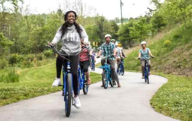 This 12-mile paved loop is perfect for families of all ages and abilities. It goes through the heart of Asheville, past some of the city's popular attractions.