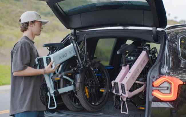 Foldable frame provides space-saving storage, easier transportation by car, and improved maneuverability in tight spaces.