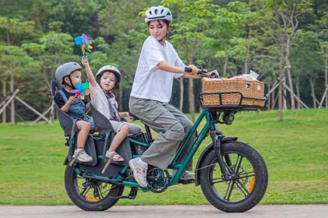 The FIIDO T2 comes with a default speed of 15.5 mph, wheel partition, and foot steps, perfect for keeping your little ones safe on leisurely family outings.
