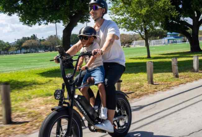 The long seat of MUKKPPET NINJA Moped E-bike lets you cycling proudly with your kid to explore the scenic neighborhoods near your place effortlessly. 